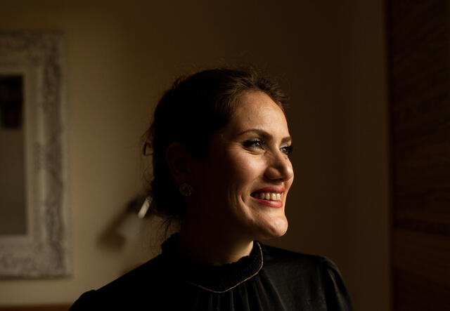 Zahra, eine afghanische Geflüchtete, Journalistin and alleinerziehende Mutter